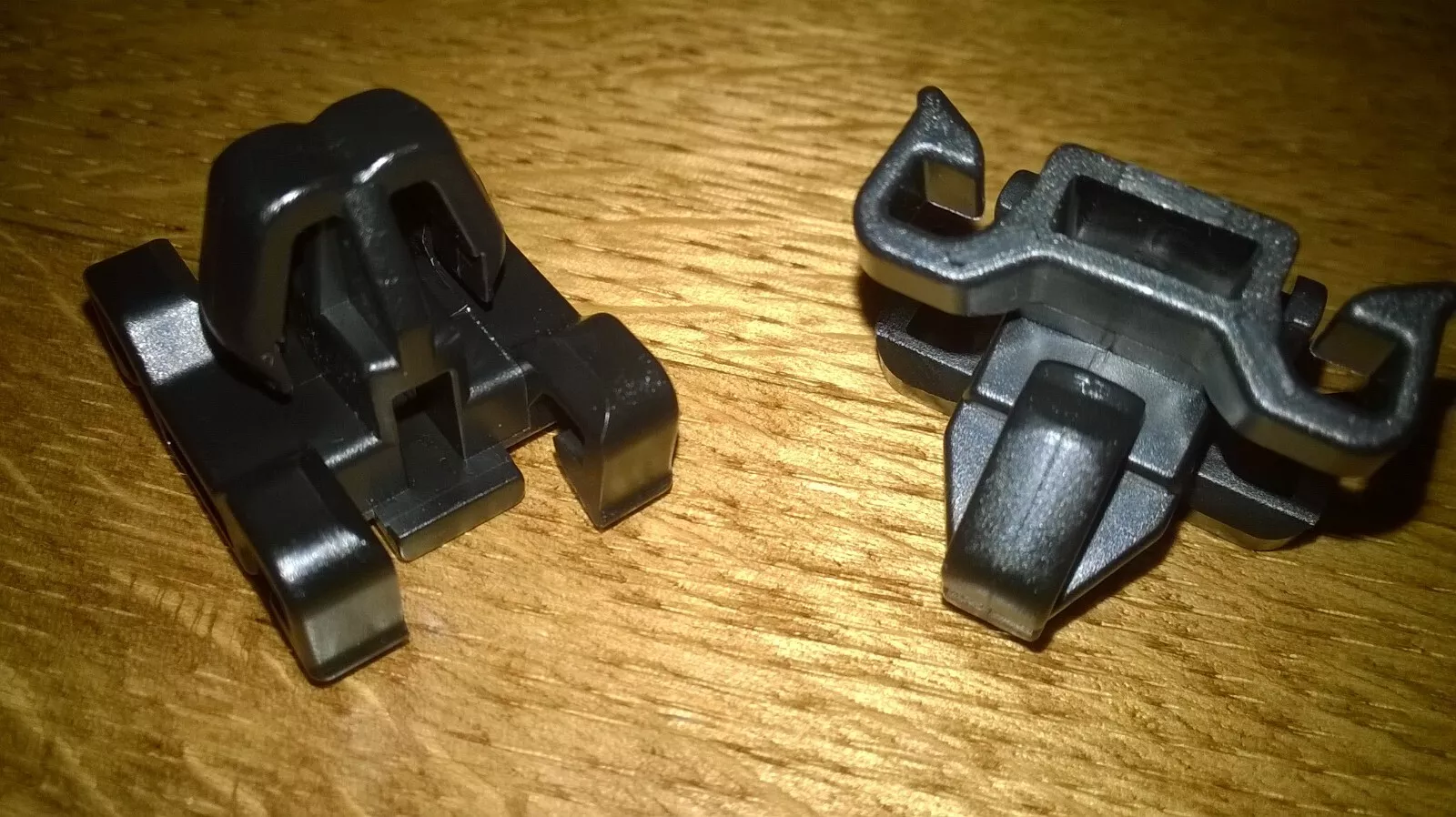 Mercedes W211 Front fender moulding clip (2pcs) - $66.76 CAD
