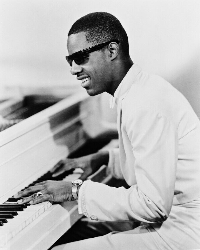 An item in the Entertainment Memorabilia category: STEVIE WONDER RARE 1960'S AT PIANO POSE B&W 8X10 PHOTO