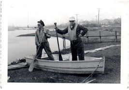 Vintage Nero e Bianco Fotografia 1940&#39;s Uomo Su Barca World Famoso Sailors - £37.31 GBP