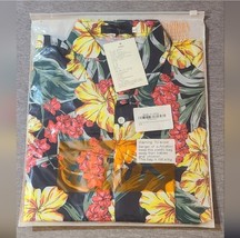 Mens med/Large Hawaian Shirt - $552.49 MXN