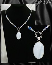 Experience The Artistry Of This Owygee Blue Agate Framed In Blue And White - $479.93 MXN