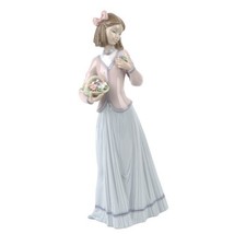 Lladro #7644 &quot; Innocence En Bloom &quot; Jeune Femme Avec Boucles Et Fleurs A... - $3,722.85 MXN