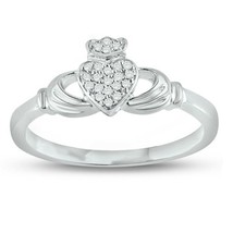 14K Plaqué or Blanc 0.10Ct Coupe Ronde Moissanite Serti Promesse Bague Claddagh - £141.52 GBP