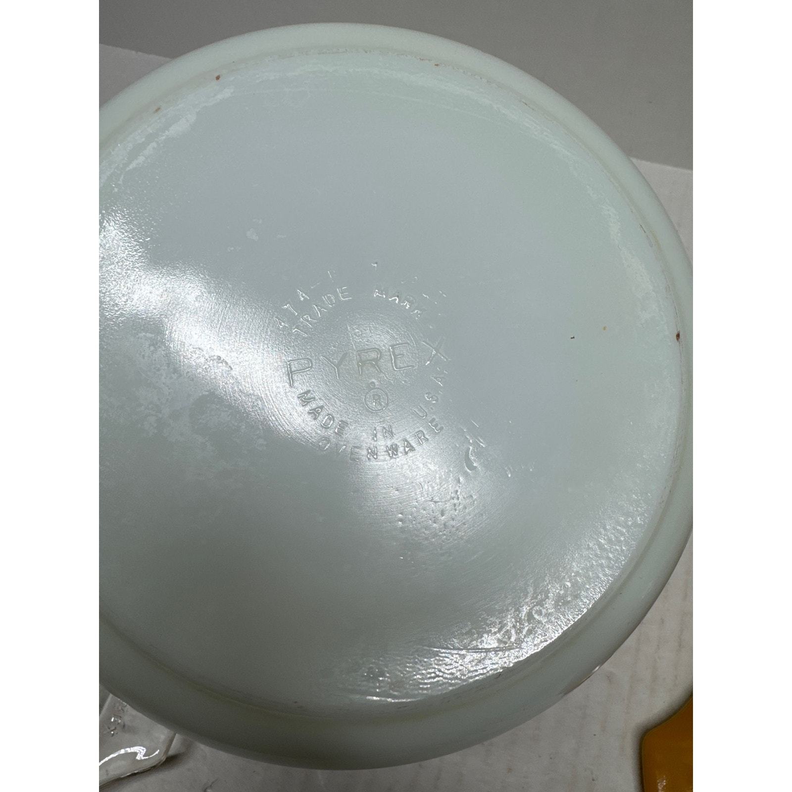 Pyrex Bowls 1Qt & 1.5 Pt In Butterfly Gold & White Pattern 473(has lid) & 474b Item image 6