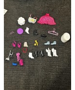 Barbie Shoe And Accessories Lot - $170.30 MXN