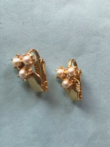 Vintage Small Prongset Three Faux White Pearls Goldtone Clip Earring – 0.25 x  - £8.85 GBP
