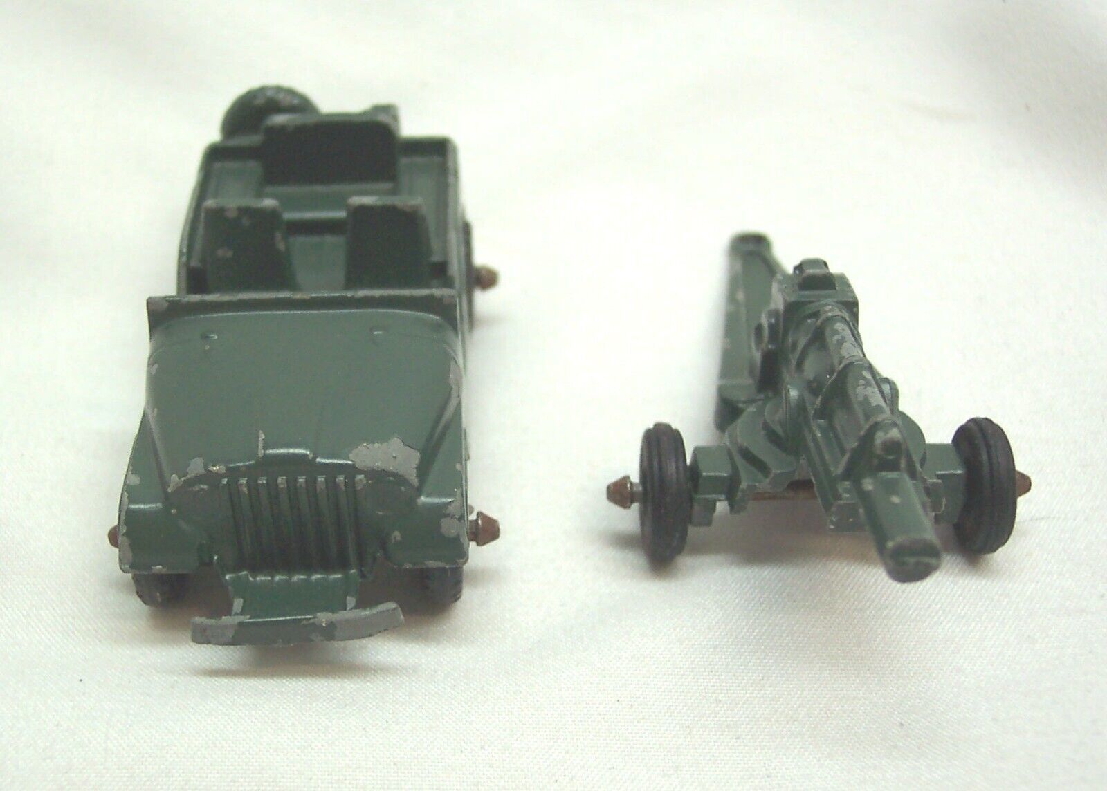Primary image for Antique 1950's  Army JEEP Truck with 155 MM HOWIZER CANNON Gun Midgetoy Metal