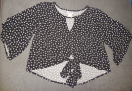 Women&#39;s XS Mossimo Black/White Daisy Print 3/4 Flare Sleeve Cropped Blouse, GUC - £11.69 GBP