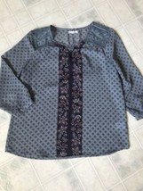 Maurices Blue Floral Lace Inset Shoulder blouse Sz Small Lattice Neck Detail - $17.59