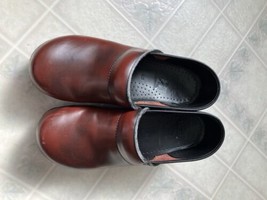 DANSKO Professional Burgundy Leather Clogs Size EU 40 Us Sz 9 Nurse Work - $42.65