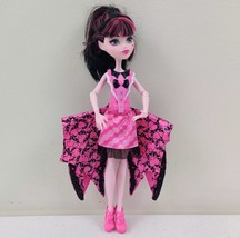 Monster High Draculaura Doll Ghoul to Bat With Fold Out Wings 2015✨ - $15.00