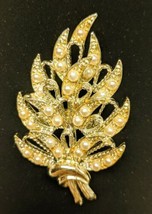 Gorgeous Vintage Gold Tone Long Leaves &amp; Seed Pearls Brooch - £7.77 GBP
