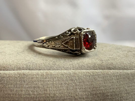 Vtg Sterling Silver Ring 3.18g Fine Jewelry Sz 7 Garnet Color Round Ston... - £23.31 GBP