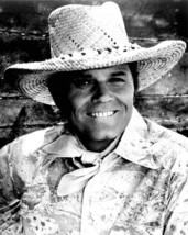 Jack Lord Hawaii Five-O&#39;s McGarrett smiling in Hawaiian shirt &amp; hat 8x10 photo - £7.32 GBP