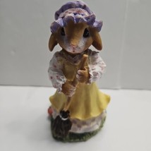 K&#39;s Collection Bunny Rabbit Mrs. Lady Cleaning 5.25&quot; Tall Resin Collecti... - $7.68