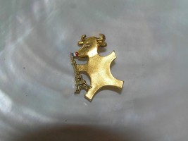 Vintage Small Goldtone Cow Kissing French Flag &amp; Lifting Eiffel Tower Hat Lapel  - £8.17 GBP