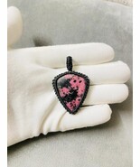 Beautiful Triangle Rudonite Pendent, Thread work - €13,06 EUR