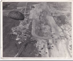 Vintage 8x10 Photograph 1940s Air Force Paratroopers In Flight - £22.49 GBP
