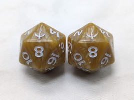(2) D&amp;D D20 Amber With White Numbers And Growing Plant For The 20 Dice - $366.92 MXN