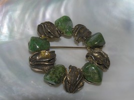 Estate Hob Signed Antique Goldtone Curled Leaf w Green Stone Nugget Wreath  - £8.27 GBP