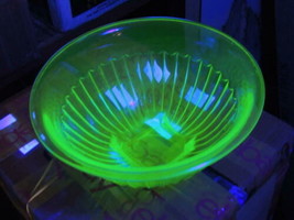 Depression Glass Mixing Bowl 9.75+&quot; ribbed green Vaseline uranium glass Antique - £56.62 GBP