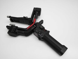 DJI RS 4 Pro 3-Axis Gimbal Stabilizer for Cameras - Black image 3