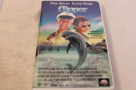 Flipper (VHS 1996 Clamshell) MCA Universal 82825 Paul Hogan &amp; Elijah Wood - £12.51 GBP