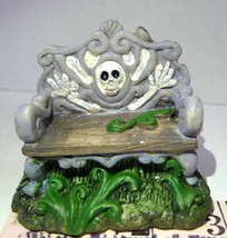 Halloween Haunted House Yard Bench Skull and Bones Decorated Home Decor - £13.41 GBP