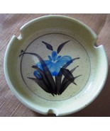 1970&#39;s Vintage Handpainted Blue Flower Yellow Speckled Green Round Ashtr... - $225.80 MXN