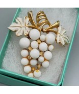Vintage White Enamel Grapes Brooch Pin Gold tone w Rhinestones - $222.51 MXN
