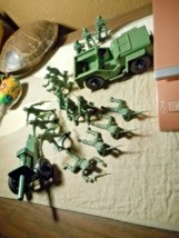 Tim-Mee Plastic Army Jeep and Howitzer Cannon 16 Army Men - £19.57 GBP