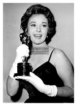 Susan Hayward Holding An Oscar For Best Actress In I Want To Live 5X7 Photo - £8.90 GBP