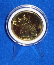 BRAND NEW 50TH ANNIVERSARY WALT DISNEY CASTLE WALT &amp; MICKEY TOKEN W/CASE... - £17.54 GBP