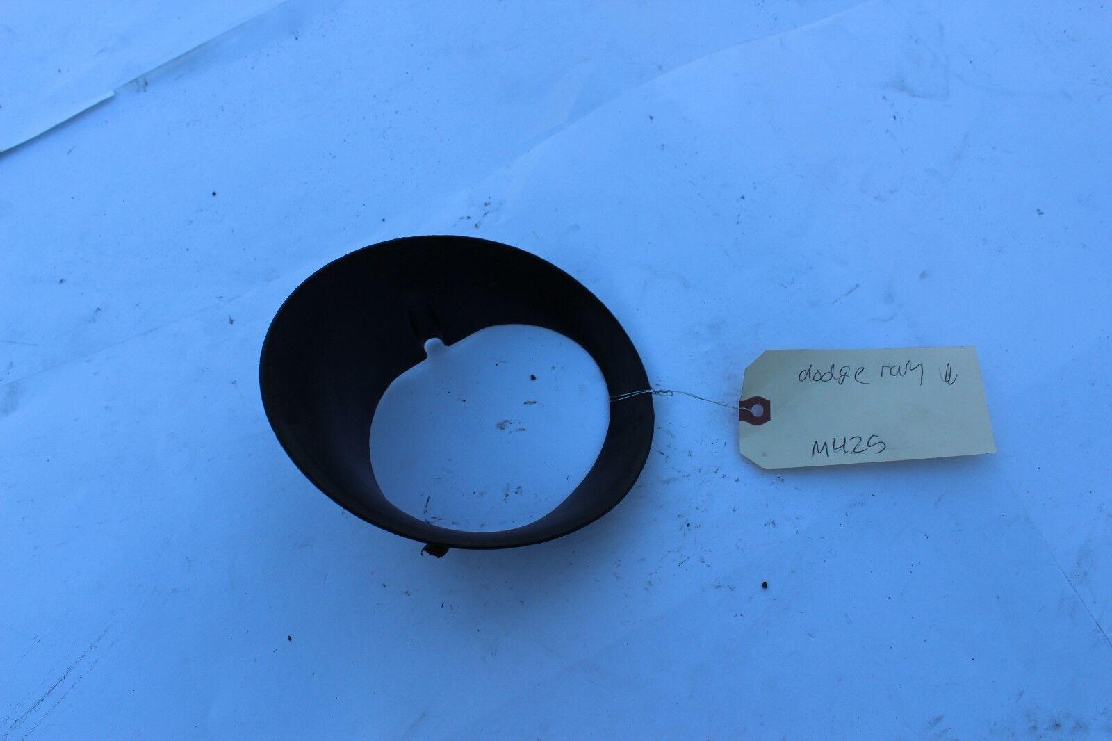 2002-2008 DODGE RAM 2500 FRONT BUMPER LEFT FOG LIGHT COVER TRIM BEZEL M425 - $60.19