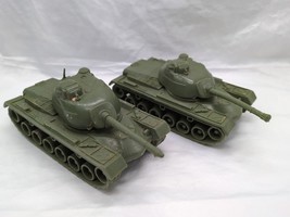 (2) Plastic Army Military Green Tank Toys 5&quot; - $404.92 MXN