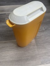 Vintage Rubbermaid Easy Grip 1.5 Quart Drink Pitcher W/ Lid #0923 Yellow/Orange - £6.23 GBP