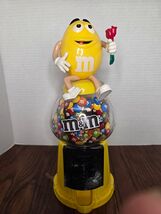Mars M&amp;M&#39;s Yellow Guy Candy Dispenser Gum ball Machine Style Collectable - $101.79 MXN