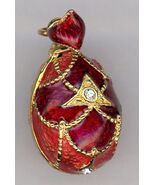 Russian Faux Pendant 2 Reds b/g w/golden rope designs, band and crystals - $499.32 MXN