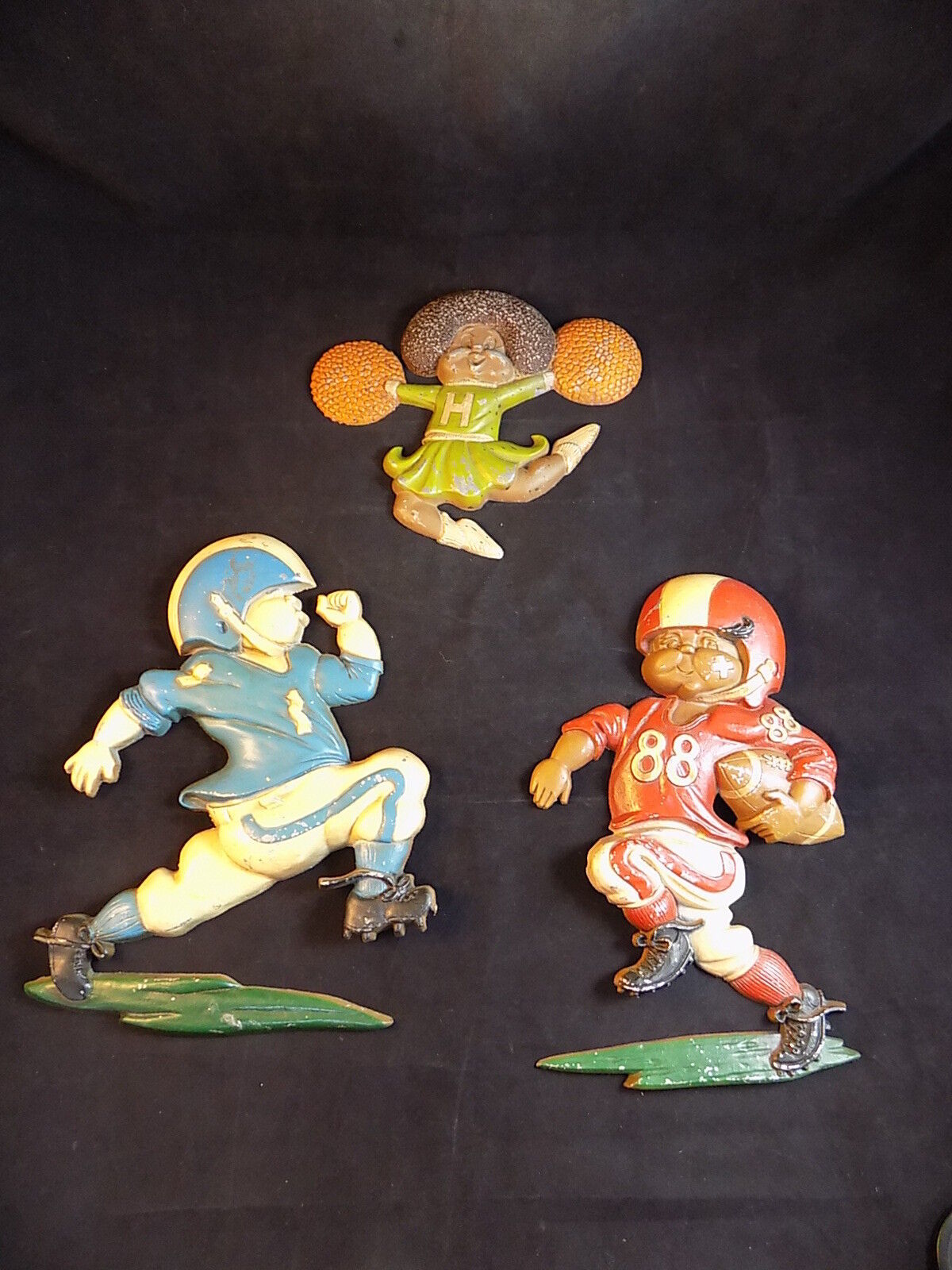 Vintage 1976 HOMCO Decorative WALL HANGING KIDS PLAYING FOOTBALL & CHEERLEADER - $20.78