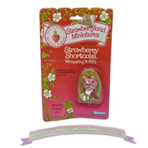 VINTAGE STRAWBERRYLAND MINIATURES STRAWBERRY SHORTCAKE WRAPPING A GIFT NEW - $19.00