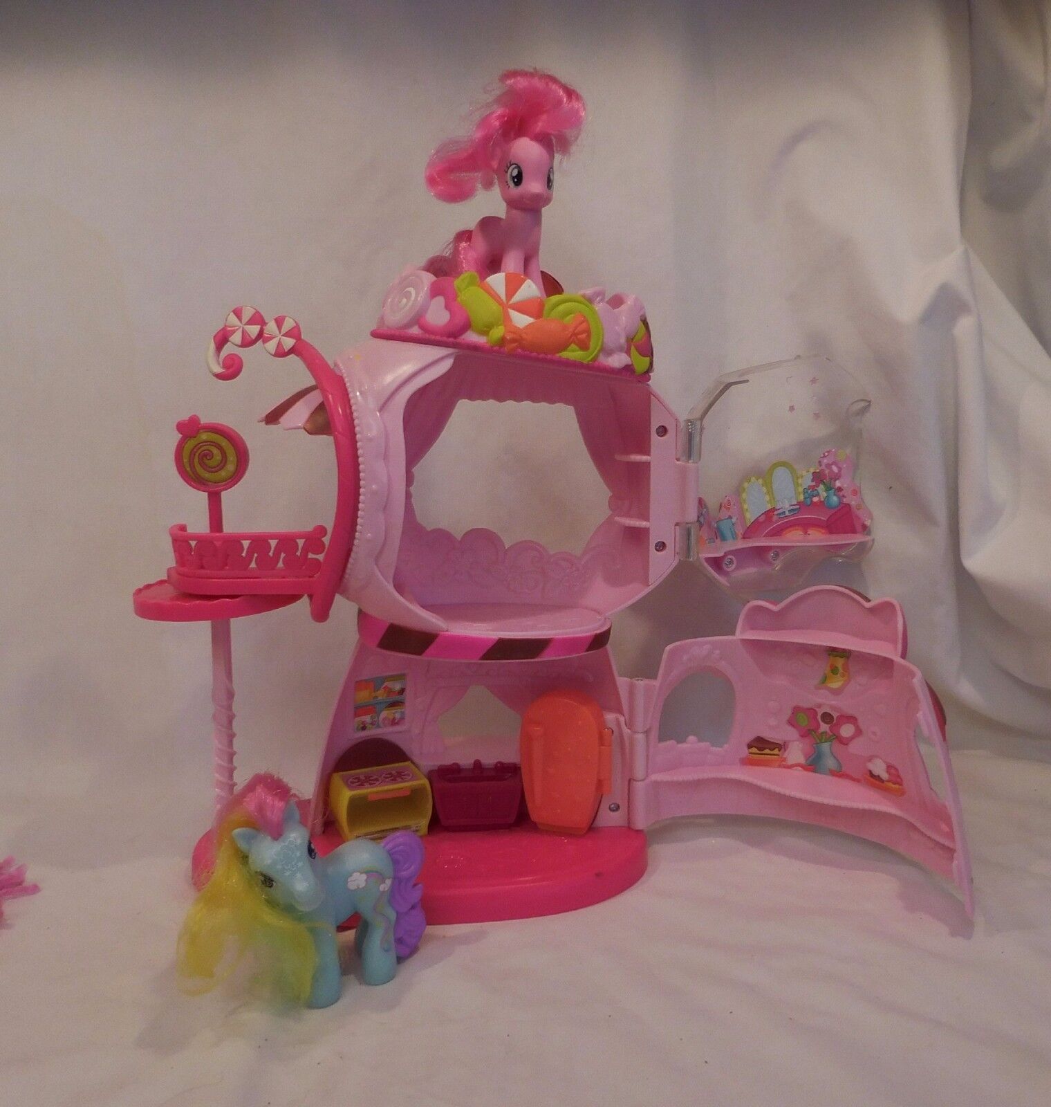 Hasbro 2008 My Little Pony Sweet Belle's Gumball Toy House Plays Music plus Pony - £17.41 GBP