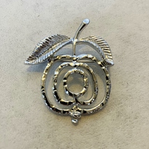 Vintage Sarah Pin Brooch Apple Textured Silver Tone Metal Open Work Signed - £14.95 GBP