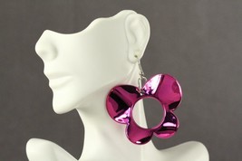 VINTAGE Costume Jewelry Hot Pink Metallic Plastic Butterfly Open Center Earrings - £12.96 GBP