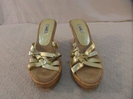 WOMENS METRO 7 GOLD STRAPPY SLIP ON 4 INCH WEDGE BACKLESS HIGH HEELS US 7 - $35.09