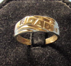 Vintage 10K Yellow Gold &quot; DAD &quot; Father&#39;s Day Ring Sz 10 Band 3.2g GEM - £140.78 GBP