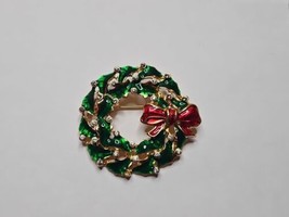 Vintage Gold Tone Christmas Wreath Pin/Brooch, Green Red Bow, 1.75&#39;&#39; Dia... - £14.93 GBP