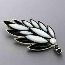 Vintage Black &amp; White Brooch - $273.66 MXN