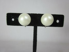 Vintage RICHELIEU Faux Pearl Earrings Screw Back 50s - £11.67 GBP