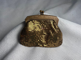 Vtg Chain Mail Mesh Gold Tone Metal Change Purse Clutch Kiss Clasp - £23.86 GBP