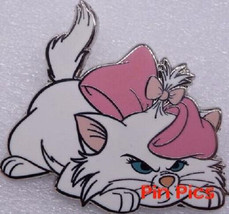 Disney Cats &amp; Dogs Aristocats White Kitten Marie Crouching and Angry DLRP pin - £20.62 GBP